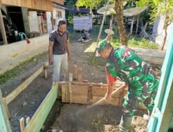 Babinsa Posramil Pasie Raya Bantu Warga Buat Cetakan Pondasi Warung di Pasi Teubee