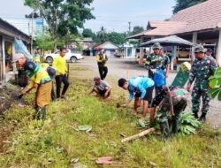 Babinsa Koramil 1003-05/Sungai Raya Pimpin Pembersihan Lingkungan di Desa Telaga Bidadari