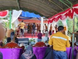 Babinsa Pastikan Keamanan Kunjungan Bupati Kutai Timur dan Penyaluran Bantuan Pangan