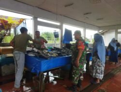 Babinsa Koramil 06/Teunom Komsos dengan Pedagang Ikan di Pasar Kude Teunom