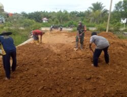 Babinsa Koramil 05/Panga Bantu Warga Rehabilitasi Rumah di Gunong Buloh