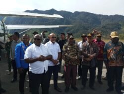 Satgas Korpasgat Amankan Kunjungan Gubernur Papua Tengah, Serahkan Laptop ke Siswa Berprestasi di Sugapa