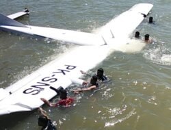 Aksi Cepat Satgas Korpasgat Tanggapi Pendaratan Darurat Pesawat Smart Air di Pantai Nabire