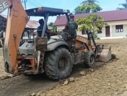 Babinsa Jajaran Korem 012/TU Bersihkan Lumpur Sisa Banjir di Sekolah Dasar