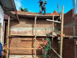 Babinsa Koramil 05/Panga Bantu Pembangunan Rumah Warga di Desa Ladang Baro