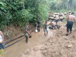 Jajaran Korem 012/TU Gotong Royong Bersihkan Lumpur Pascabanjir di Trumon Tengah