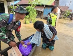 Sinergi Kemanusiaan, TNI Hadir Bantu Warga Saat Banjir Melanda