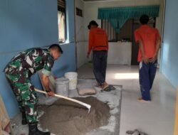 Babinsa Koramil 06/Teunom Bantu Warga Pasang Keramik Rumah di Rambong Payong