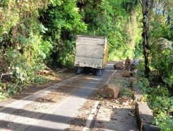 Longsor Batu Tutupi Sebagian Jalan Lintas Meulaboh–Banda Aceh di Gunung Geurutee