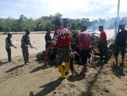TNI Gotong Royong Bersama Warga Bersihkan lumpur dan Puing Pascabanjir