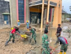 TNI dan Relawan Bergerak Cepat Bersihkan Fasilitas Umum Pascabanjir