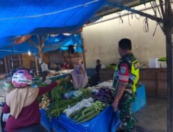 Babinsa Jajaran Korem 012/TU Pantau Harga Sembako Pasca Banjir