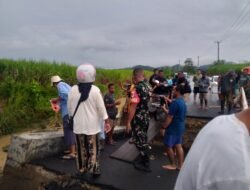 Babinsa Koramil 1316-02/Paguyaman Turun Tangan Bantu Warga Akibat Jembatan Putus di Wonosari