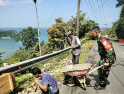 Babinsa Koramil 02/Sukakarya Bantu Warga Perbaiki Jalan Retak di Gampong Krueng Raya