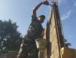 Babinsa Setia Bakti Gotong Royong Bangun Rumah Warga di Desa Pante Kuyun
