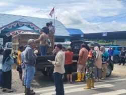 Babinsa Candi Laras Utara Dampingi Penyaluran 2.512 Paket Sembako untuk Warga Terdampak Banjir Rob