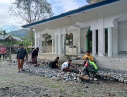Babinsa Jajaran Korem 012/TU Gotong Royong Bersihkan Masjid di Nagan Raya