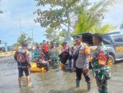 Babinsa Koramil 1005-05/Mandastana Koptu Kartono Monitoring Penyaluran Sembako Korban Banjir di Desa Bahandang