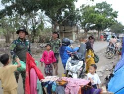 Prajurit Yonif 117/Ksatria Yudha Salurkan Bantuan Jumat Berkah untuk Korban Banjir