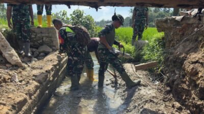 Prajurit Yonif 117/Ksatria Yudha Bangun Jembatan Armco di Aceh Tamiang