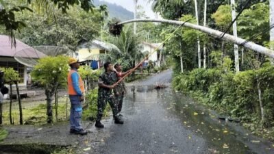 Babinsa Jajaran Korem 012/TU Bantu Penanganan Gangguan Listrik di Sabang