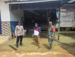 Babinsa Muara Bengkal Pantau Debit Air Sungai di Desa Batu Timbau Ulu