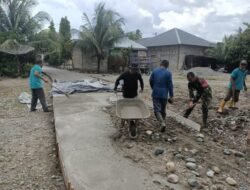 Babinsa Jajaran Korem 012/TU Gotong Royong Bangun Jalan Rabat Beton