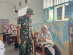 Babinsa Muara Wahau Dampingi Pembagian Makanan Bergizi Gratis kepada Siswa