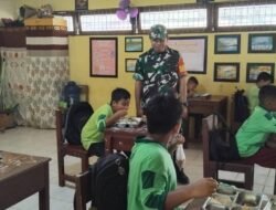 Babinsa Anjir Pasar Dampingi Anak Sekolah Nikmati Hidangan Bergizi Gratis