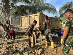 Prajurit Jajaran Korem 012/TU Bersihkan Puskesmas Kampung Durian