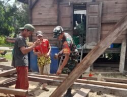 Babinsa 1203-05/ Sungai Laur Gotong Royong Bantu Warga Dirikan Tiang Rumah