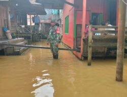 Babinsa Koramil Muara Bengkal Pantau Debit Air Sungai Batu Timbau dan Batu Timbau Ulu