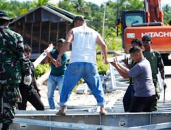 Jajaran Korem 012/TU Bersama Warga Bangun Jembatan Bailey di Aceh Singkil