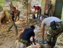 Prajurit Macan Leuser Bersihkan SDN 06 Kuala Simpang Pascabanjir