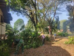 Warga Asrama Korem 012/Teuku Umar Gotong Royong Bersihkan Lingkungan