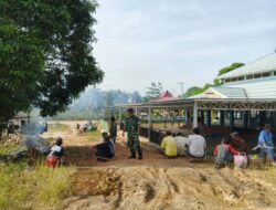 Babinsa Koramil 0909-05/Muara Bengkal Gotong Royong Bersihkan Masjid dan Pemakaman