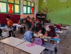 Babinsa Koramil 03/Setia Bakti Bantu Warga Ratakan Timbunan Tanah Rumah