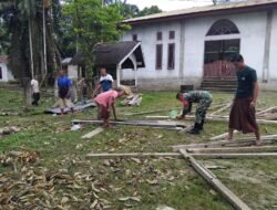 Babinsa Posramil Pasie Raya Gotong Royong Bangun Garasi Mushalla Desa Tuwie Kareung