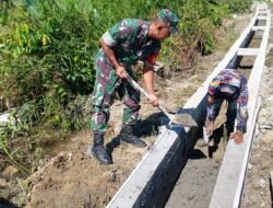 Babinsa Koramil 03/Setia Bakti Dampingi Pembuatan Saluran Irigasi untuk Dukung Pertanian