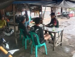 Babinsa Pulau Maya Pererat Silaturahmi Lewat Komsos Bersama Warga di Dermaga Tanjung Satai