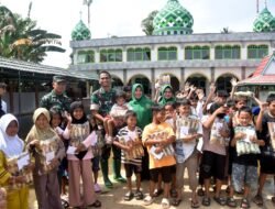 TNI AD Berikan Semangat Kepada Anak Anak di Tengah Banjir