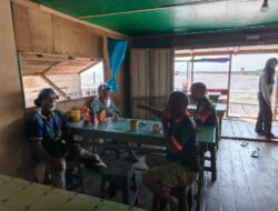 Babinsa Pulau Maya Pererat Silaturahmi Lewat Komsos Bersama Warga di Warung Kopi