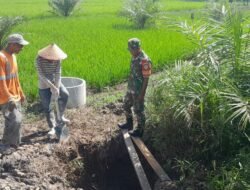 Babinsa Setia Bakti Dampingi Petani Bangun Sumur Hadapi Kekeringan