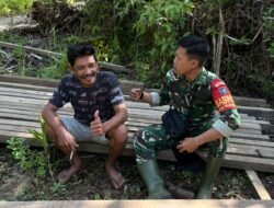 Babinsa 05/Sungai Laur Bersama Warga Gencarkan Patroli Karhutla di Desa Teluk Mutiara