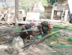 Babinsa Posramil Pasie Raya Bantu Warga Bangun Dapur Rumah di Desa Pulo Tinggi