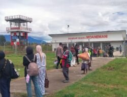 Satgas Korpasgat Pastikan Penerbangan Perintis di Bandara Moanemani Lancar