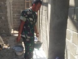 Babinsa Setia Bakti Bantu Warga Pasang Keramik Rumah di Desa Pante Kuyun