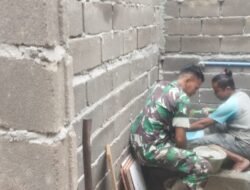 Babinsa Koramil 03 Setia Bakti Bantu Warga Bangun Kamar Mandi dan WC Pribadi
