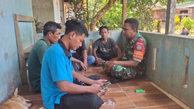 Pererat Silaturahmi, Babinsa Jelai Hulu Laksanakan Komsos dengan Warga Desa Tebing Berseri