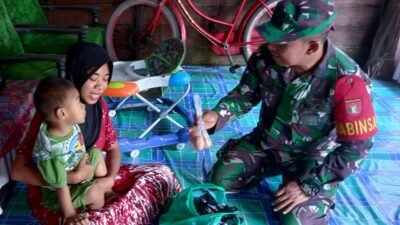 Babinsa Anjir Muara Serma Ngali Peduli Anak Asuh Penderita Gizi Buruk di Marabahan Baru